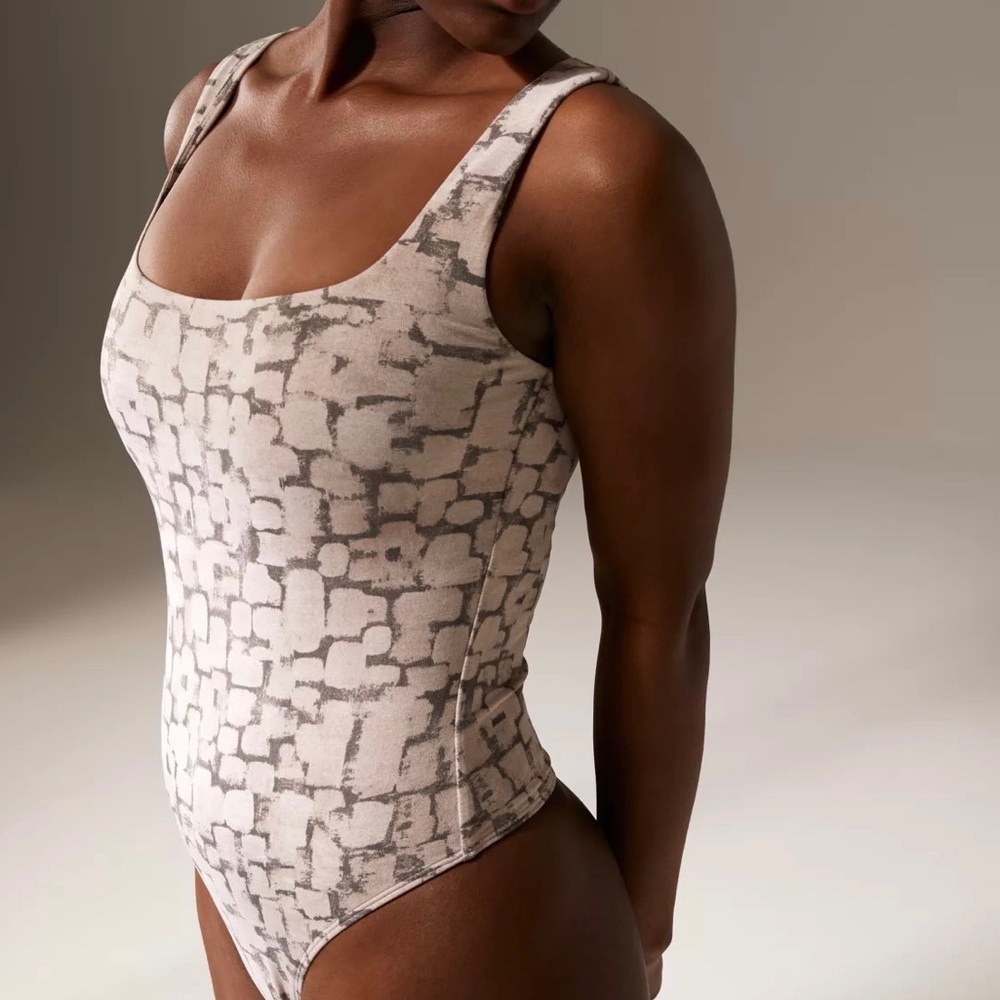 Babaton Beige and Gray Patterned Bodysuit
